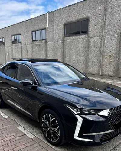 Donkere DS 4 uit 2024 met benzinemotor en automaat