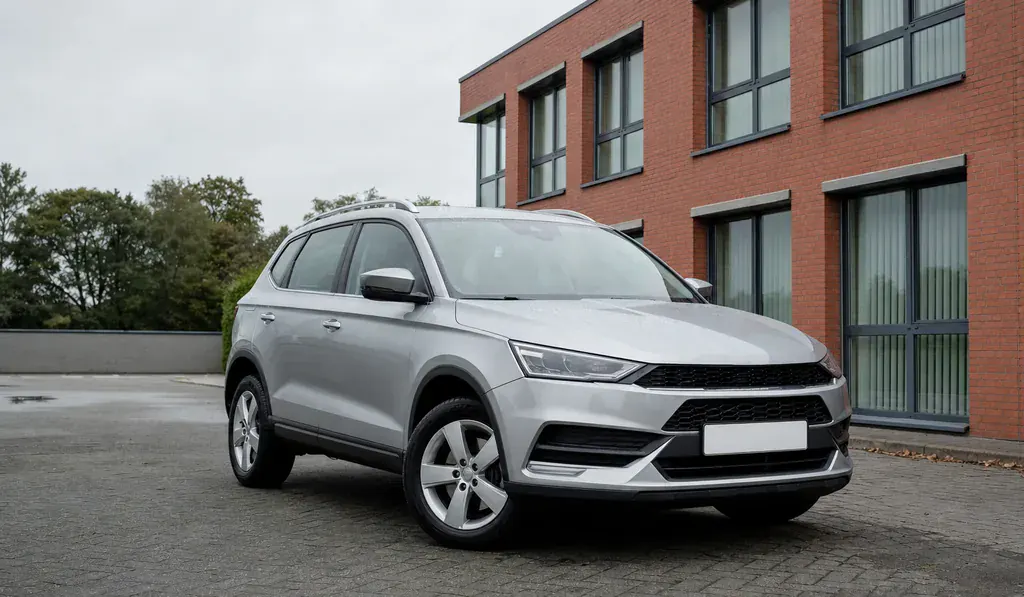 Zilvergrijze gezinsauto op het voorterrein van de autohandel in Hoboken